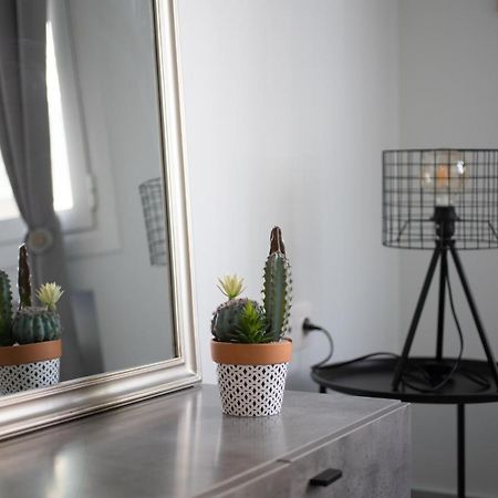 Newly Renovated Cozy Studio Downtown Athena Bagian luar foto